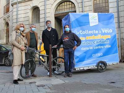 Présentation de la nouvelle collecte à vélo des emballages ménagers et cartons dans le centre-ville de L’Isle sur la Sorgue