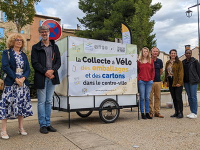 La collecte des sacs jaunes se fait à vélo dans le centre-ville de Châteauneuf-de-Gadagne